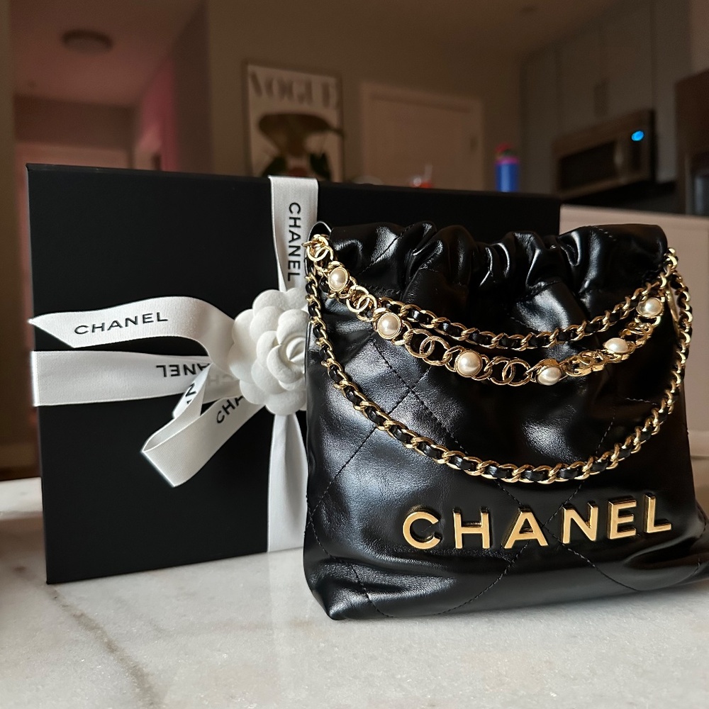 Shiny Calfskin Quilted Pearl CC Chain Mini Chanel 22 Black